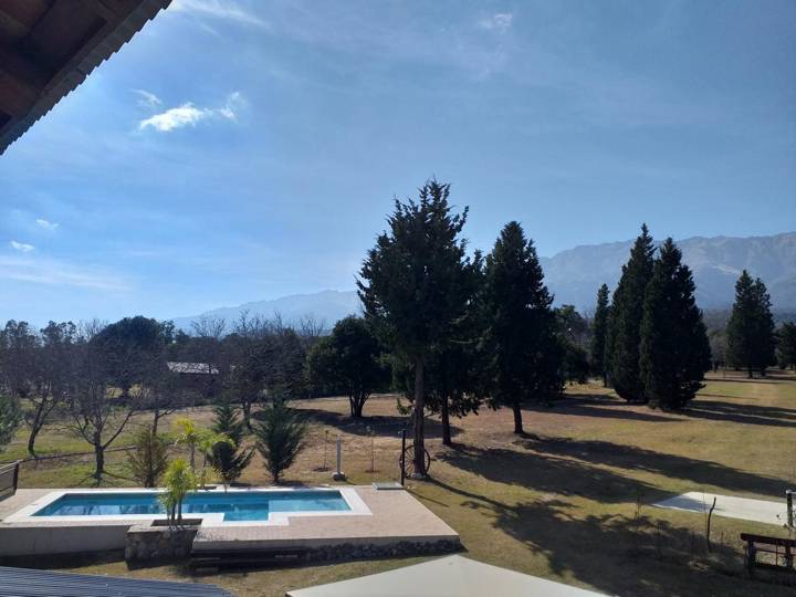 Pileta con las sierras de fondo