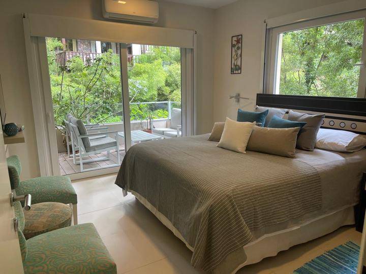 Dormitorio principal con ventanal al bosque